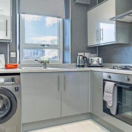 Central Serviced Apartments - 2 Bedroom - Free Street Parking - Fast Wifi - Smart Tvs In All Rooms - Ground Level - Family Neighbourhood - 3 X Double Beds - Heating 24-7 - Trade Stays - Weekly & Monthly Offers 邓迪 外观 照片